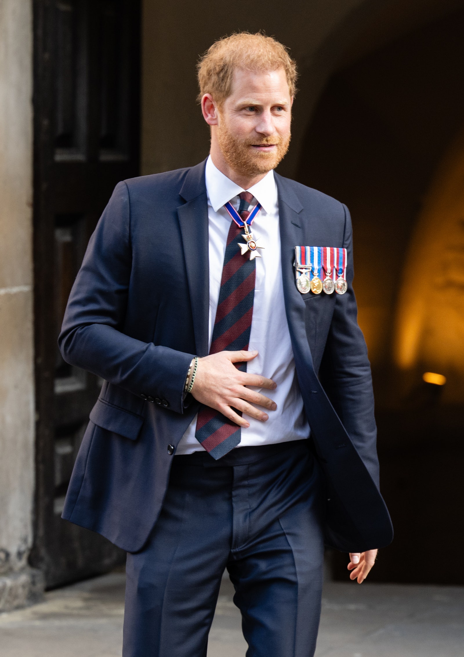 На изображении может находиться пиджак принца Гарри, герцога Сассекского, пальто, куртка, официальная одежда, аксессуары для костюма и галстук